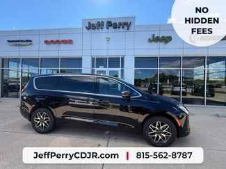 New 2027 Chrysler Pacifica Limited w/ Family Tech Group AWD/4WD video 1