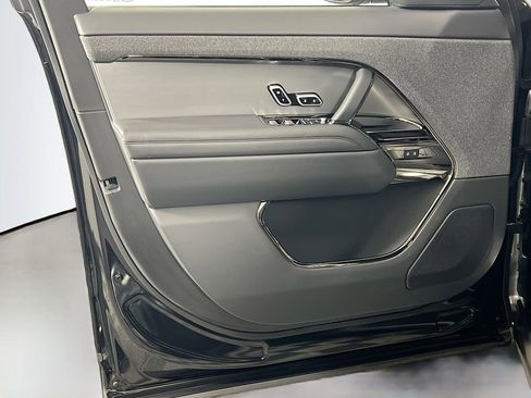 Used 2025 Land Rover Range Rover Sport SE image 18
