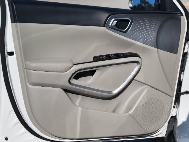 Certified 2025 Kia Soul LX w/ LX Technology Package FWD image 10