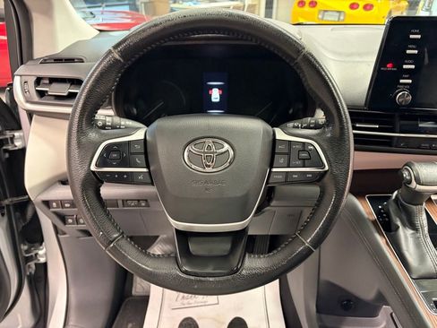 Used 2022 Toyota Sienna XLE image 14