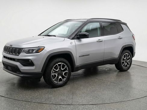 Used 2025 Jeep Compass Trailhawk image 3