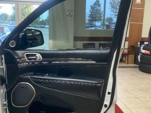 Used 2017 Jeep Grand Cherokee Overland image 15