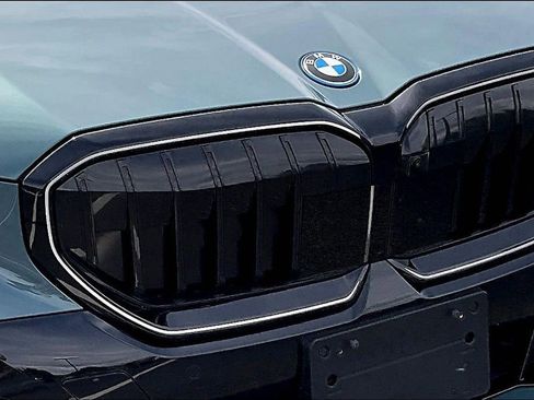 Used 2025 BMW 550e xDrive w/ Premium Package AWD/4WD image 32