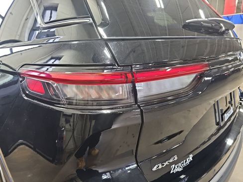 Used 2023 Jeep Grand Cherokee Limited image 33