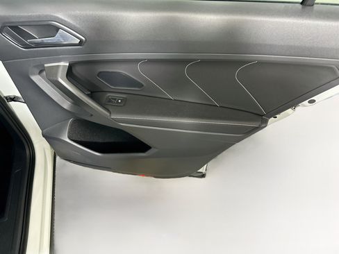 Used 2024 Volkswagen Tiguan SE w/ Panoramic Sunroof Package FWD image 31