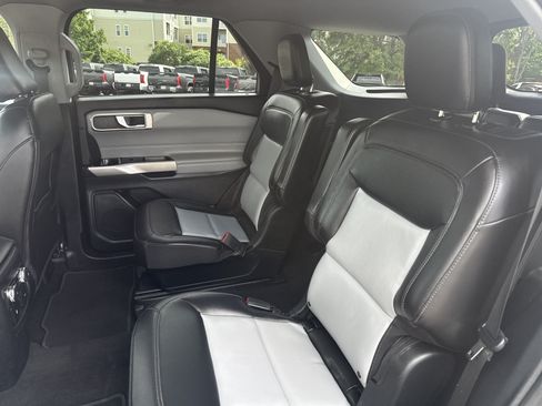 Used 2022 Ford Explorer XLT w/ Equipment Group 202A AWD/4WD image 19