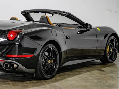 Used 2015 Ferrari California T RWD image 19