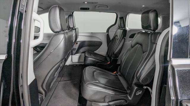 Used 2024 Chrysler Pacifica Touring-L FWD image 16
