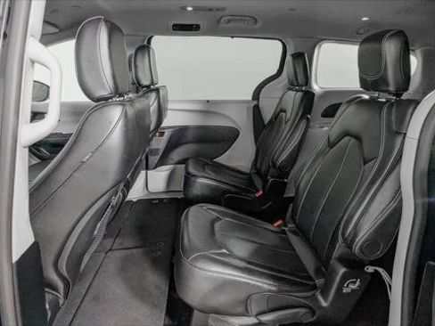 Used 2024 Chrysler Pacifica Touring-L FWD image 16