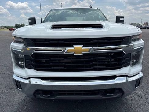 Used 2024 Chevrolet Silverado 2500 LT AWD/4WD image 2