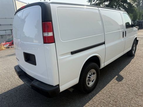 Used 2017 Chevrolet Express 3500 RWD image 5