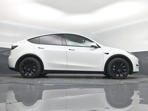 Used 2021 Tesla Model Y Long Range AWD/4WD image 16
