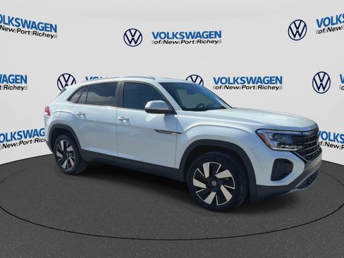 Used 2026 Volkswagen Atlas Cross Sport SE FWD image 2
