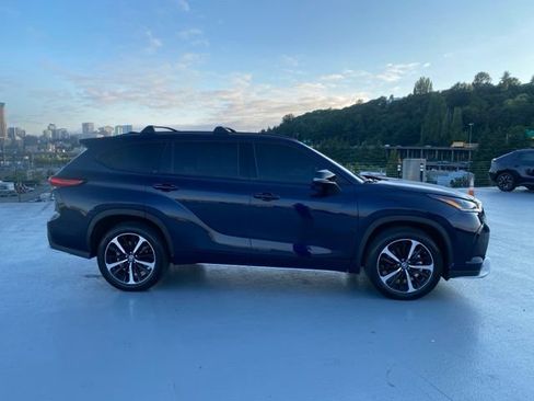 Used 2022 Toyota Highlander XSE AWD/4WD image 2