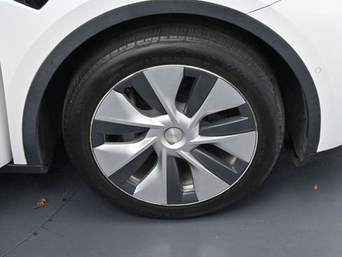 Used 2021 Tesla Model Y Long Range image 27