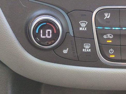 Used 2018 Chevrolet Equinox LT image 26