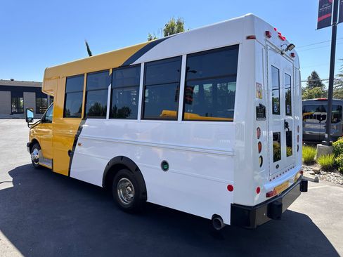 Used 2014 Chevrolet Express 4500 RWD image 4