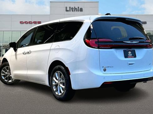 New 2026 Chrysler Pacifica Select image 4