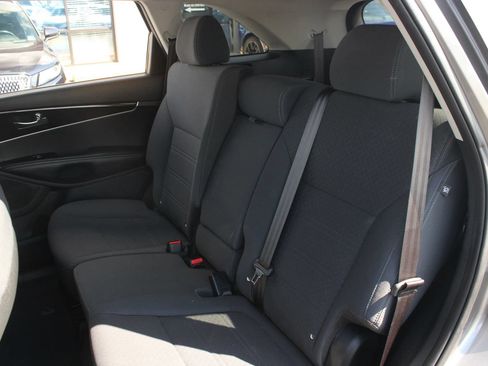Used 2019 Kia Sorento L FWD image 16