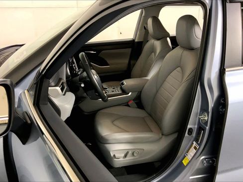 Used 2023 Toyota Highlander XLE image 8