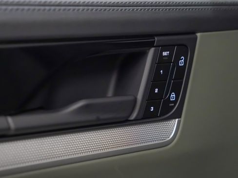 Used 2025 Porsche Cayenne E-Hybrid w/ Premium Package image 22