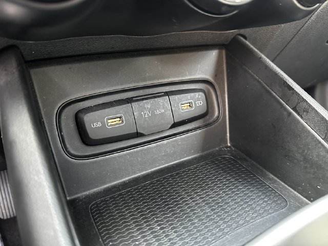 Used 2022 Hyundai Venue SEL FWD image 25