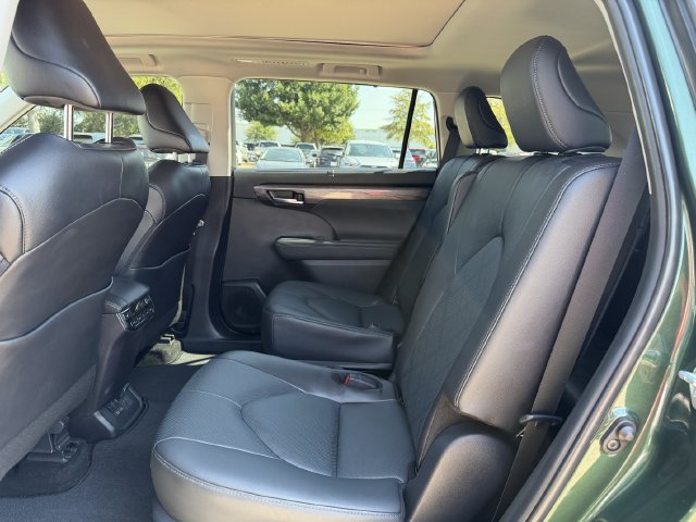 Used 2025 Toyota Highlander Platinum AWD/4WD image 28