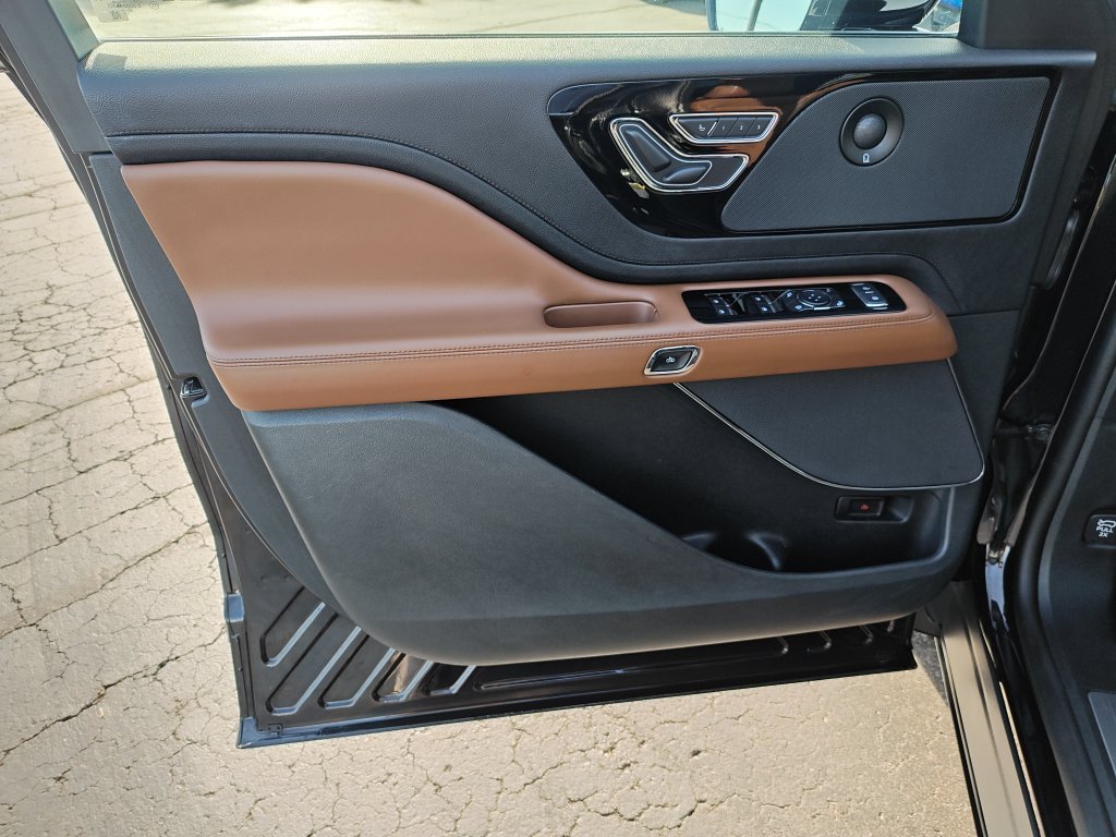Used 2023 Lincoln Aviator Reserve w/ Equipment Group 201A AWD/4WD image 12