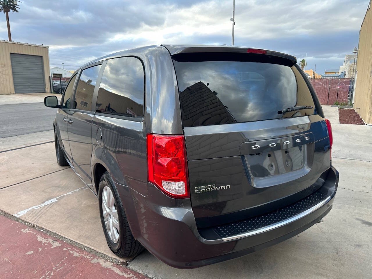 Used 2018 Dodge Grand Caravan SE w/ UConnect Hands-Free Group FWD image 4