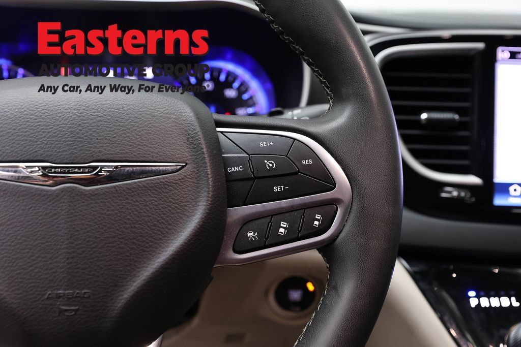 Used 2023 Chrysler Pacifica Touring-L FWD image 18