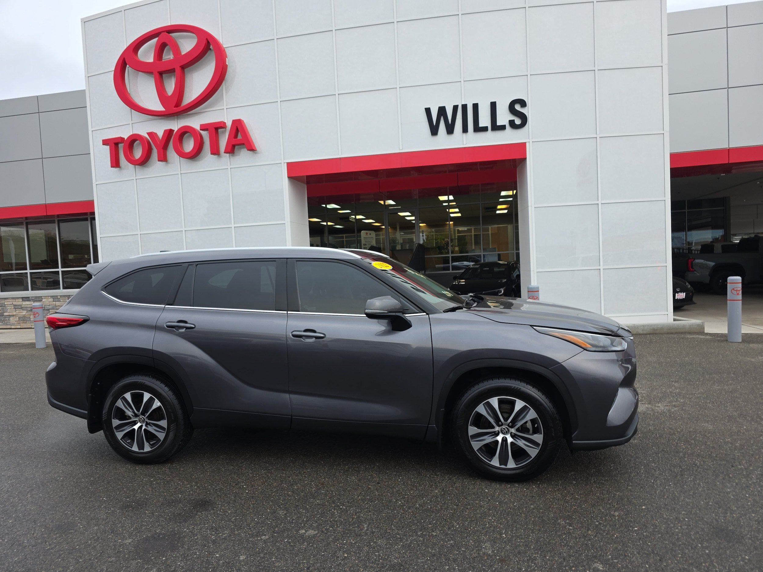 Used 2022 Toyota Highlander XLE AWD/4WD image 1