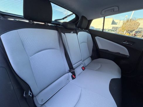 Used 2022 Toyota Prius LE image 18