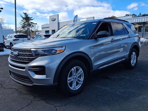 Used 2023 Ford Explorer XLT image 3