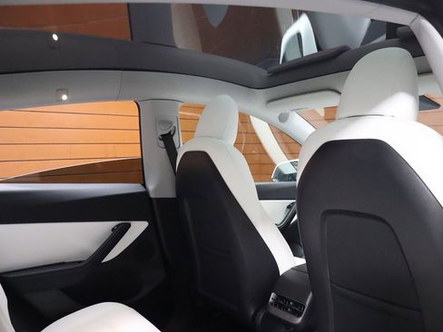 Used 2022 Tesla Model Y Long Range image 59