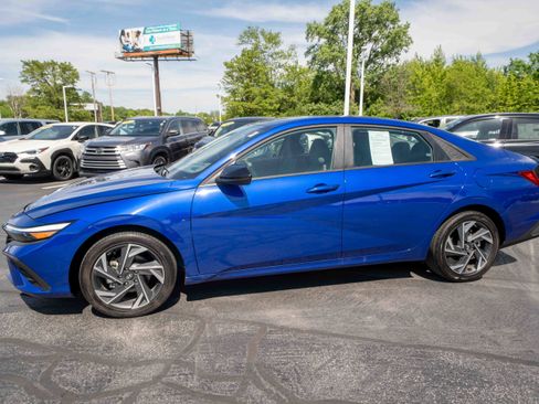 Used 2025 Hyundai Elantra SEL FWD image 3