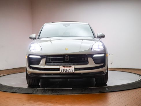 Used 2025 Porsche Macan image 11