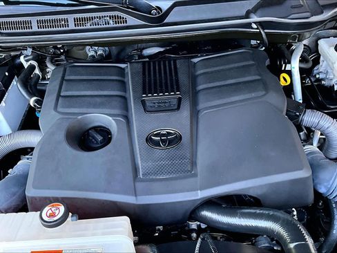 Used 2022 Toyota Tundra SR5 w/ SR5 Premium Package AWD/4WD image 32