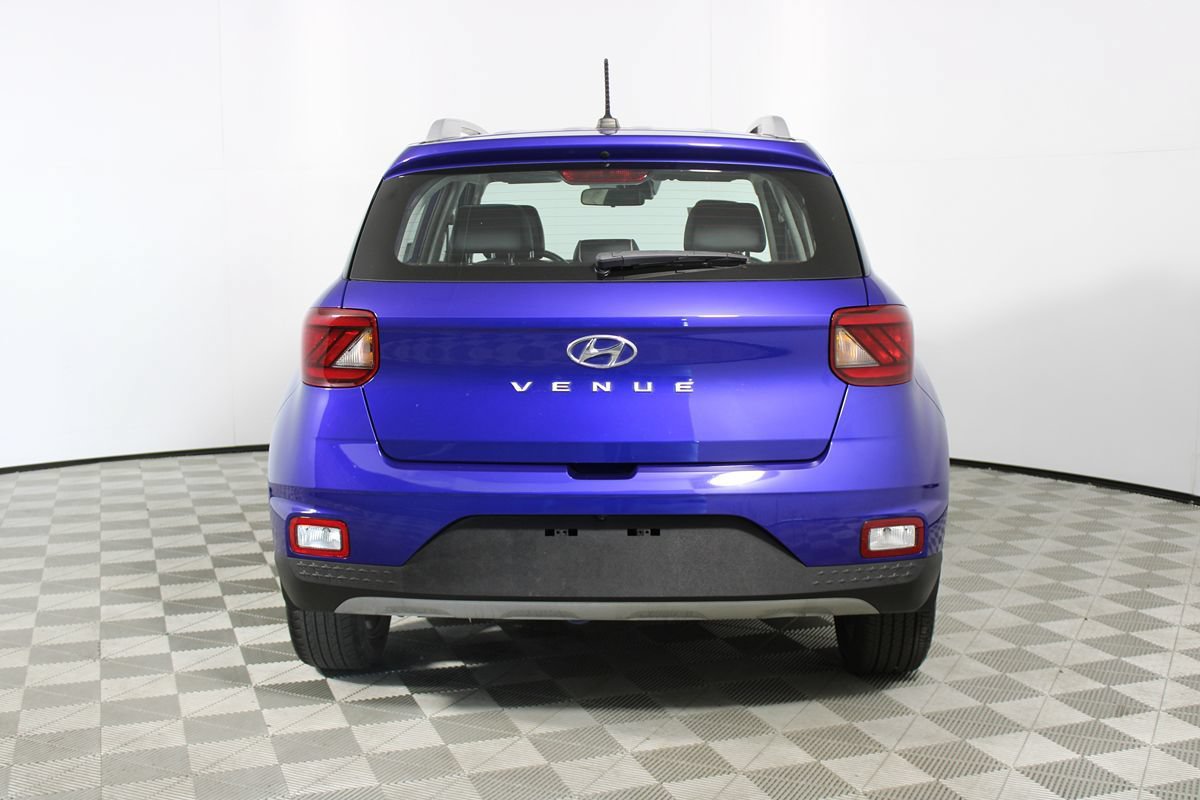 Used 2023 Hyundai Venue Limited FWD image 5