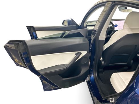 Certified 2021 Tesla Model Y Long Range AWD/4WD image 10