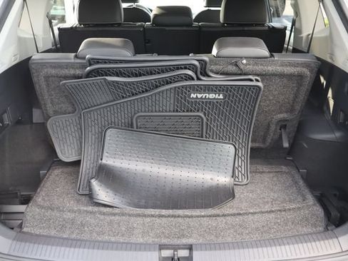 Used 2021 Volkswagen Tiguan SE w/ Panoramic Sunroof Package FWD image 21