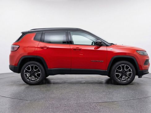 Used 2025 Jeep Compass Trailhawk image 11