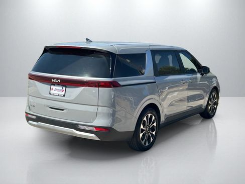 Used 2023 Kia Carnival EX FWD image 5