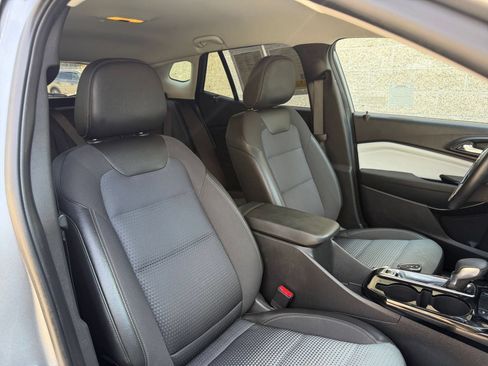 Used 2025 Chevrolet Trax LT w/ LT Convenience Package FWD image 35