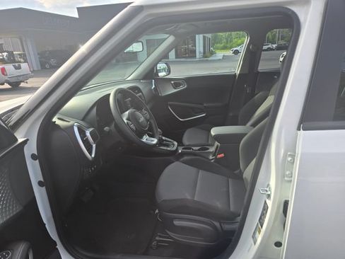Used 2025 Kia Soul LX FWD image 6