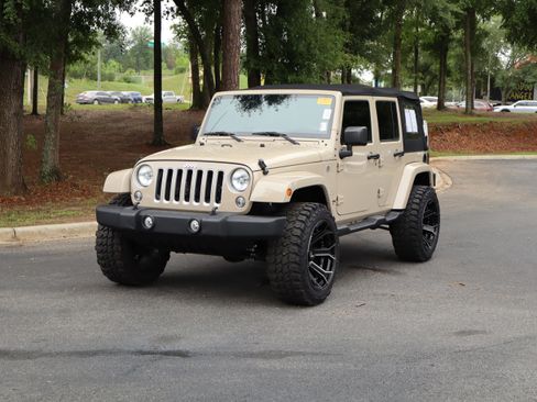 Used 2016 Jeep Wrangler Unlimited Sahara w/ Dual Top Group AWD/4WD image 5