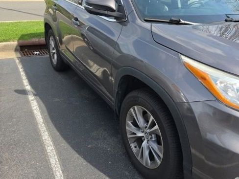 Used 2016 Toyota Highlander Plus AWD/4WD image 3