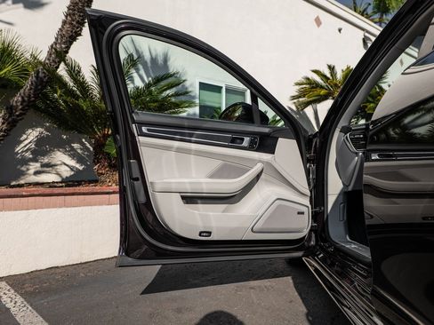 Used 2021 Porsche Panamera image 26