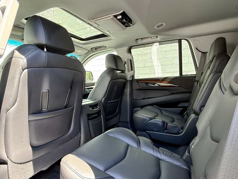 Used 2019 Cadillac Escalade Luxury AWD/4WD image 37
