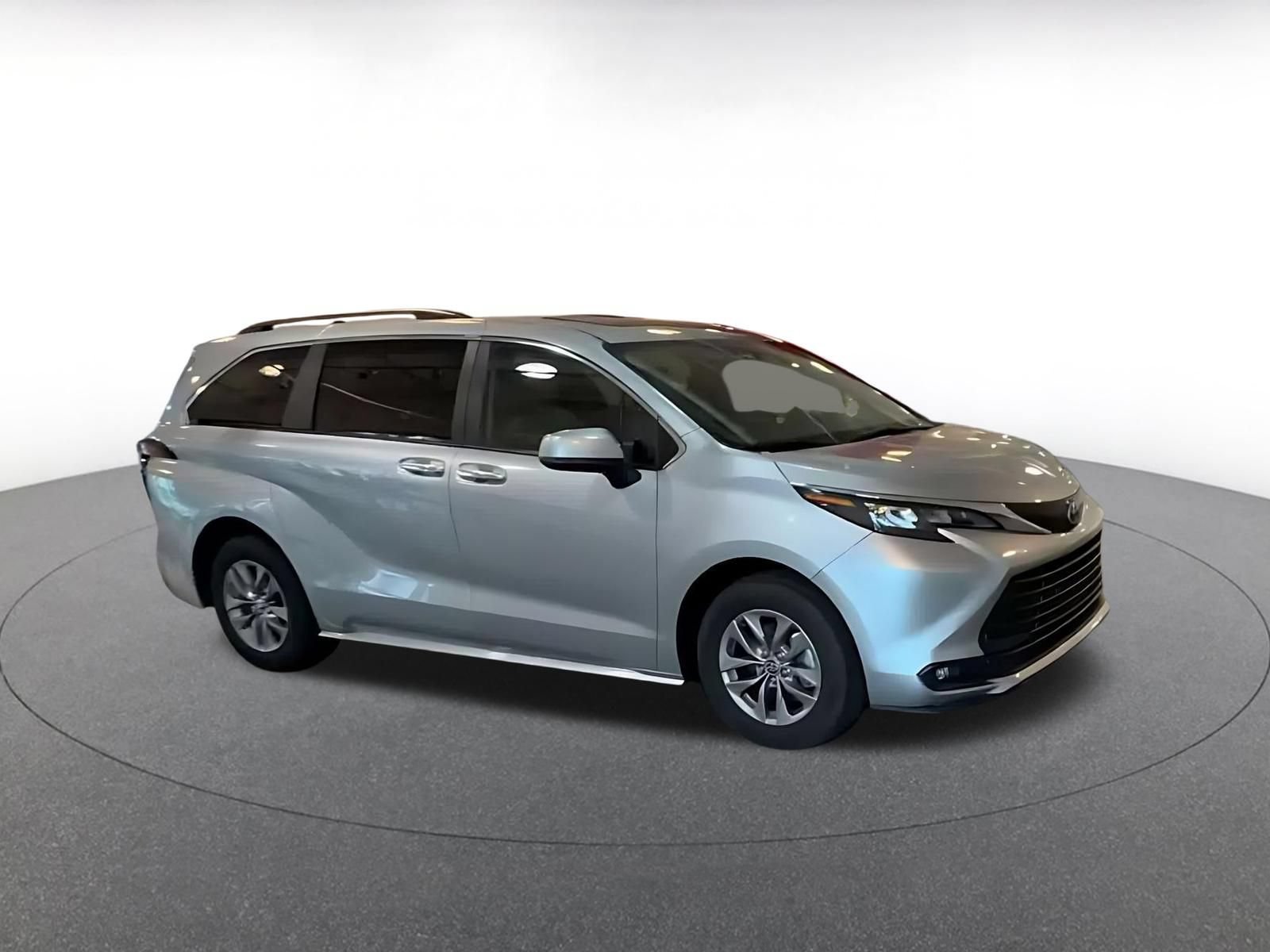 Used 2025 Toyota Sienna XLE FWD image 2