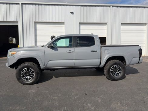 Used 2021 Toyota Tacoma TRD Off-Road image 4